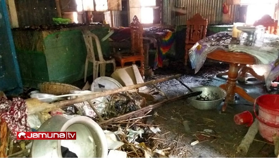 চাটমোহরে বিএনপি নেতার বাড়িতে আগুন