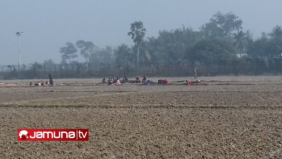 অসুস্থ হয়ে পড়ছে কসবা সীমান্তে অপেক্ষায় থাকা রোহিঙ্গা শিশুরা