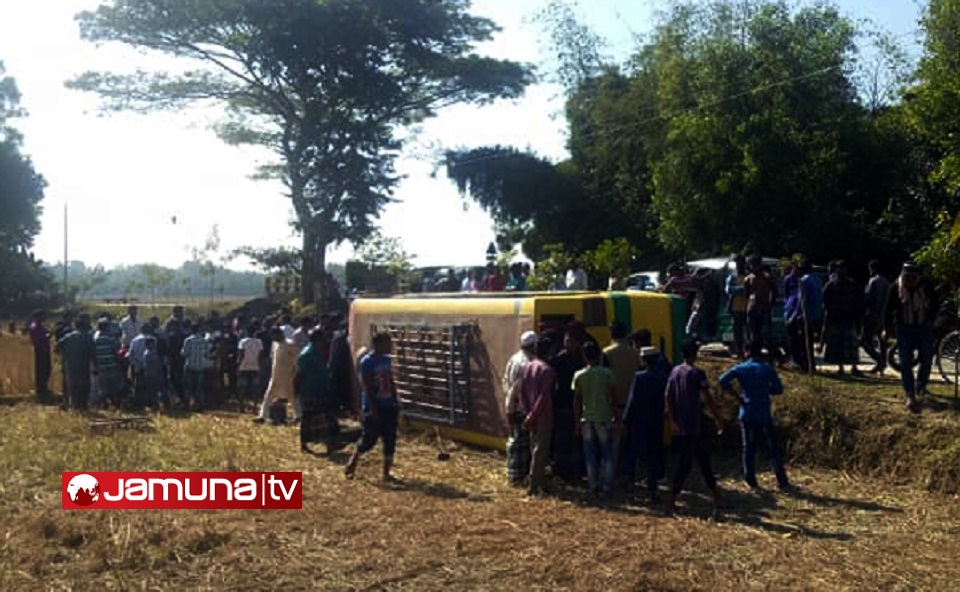 মৌলভীবাজারে পর্যটকবাহী বাস উল্টে আহত ১২