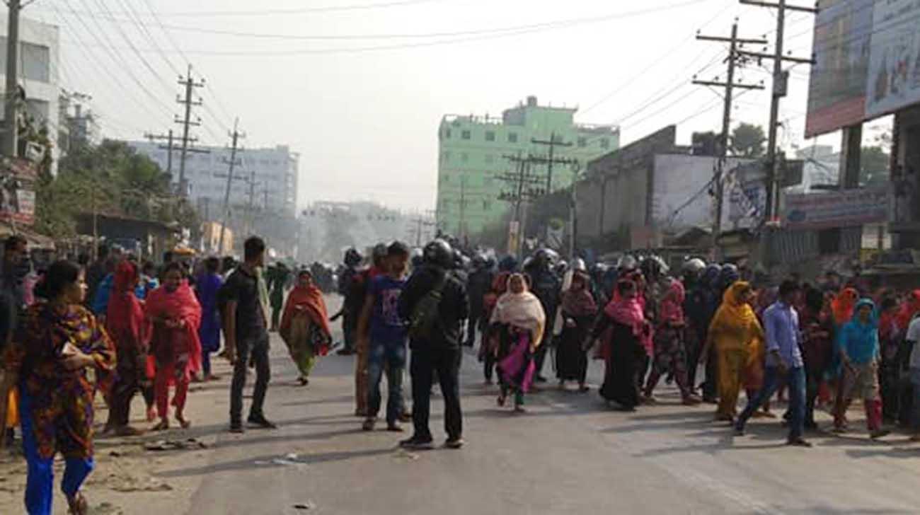 আশুলিয়ায় পুলিশ-শ্রমিক ধাওয়া-পাল্টা ধাওয়া