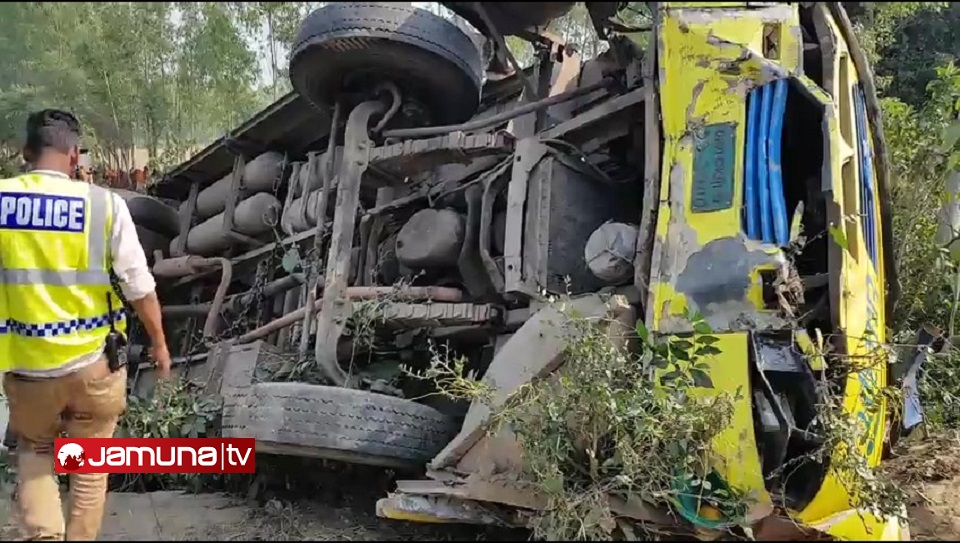 টাঙ্গাইলে বাস নিয়ন্ত্রণ হারিয়ে খাদে: নিহত ২