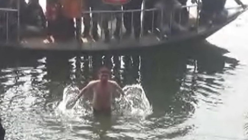 ২০১৯ বার পানিতে ডুব দিয়ে নতুন বছরকে স্বাগত