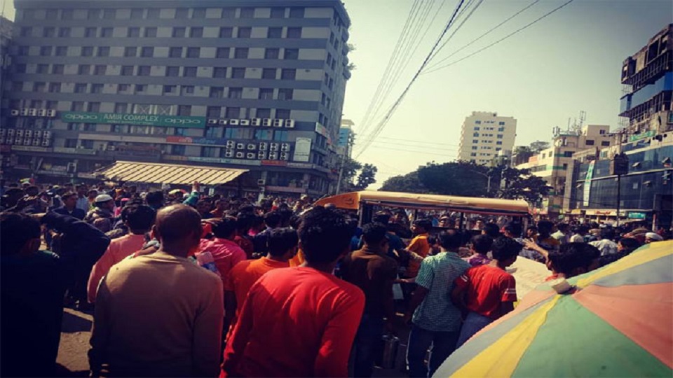 ৫ ঘণ্টার পর উত্তরার সড়কে অবরোধ তুলে নিলো পোশাকশ্রমিকরা