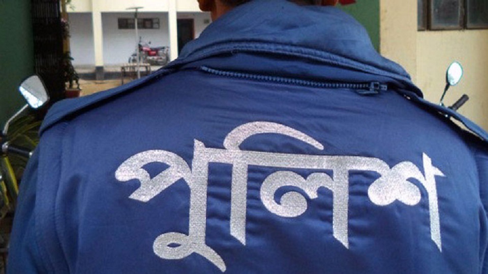 ৭০ টাকা ‘ছিনতাই’ করে ফেরত দিল পুলিশ