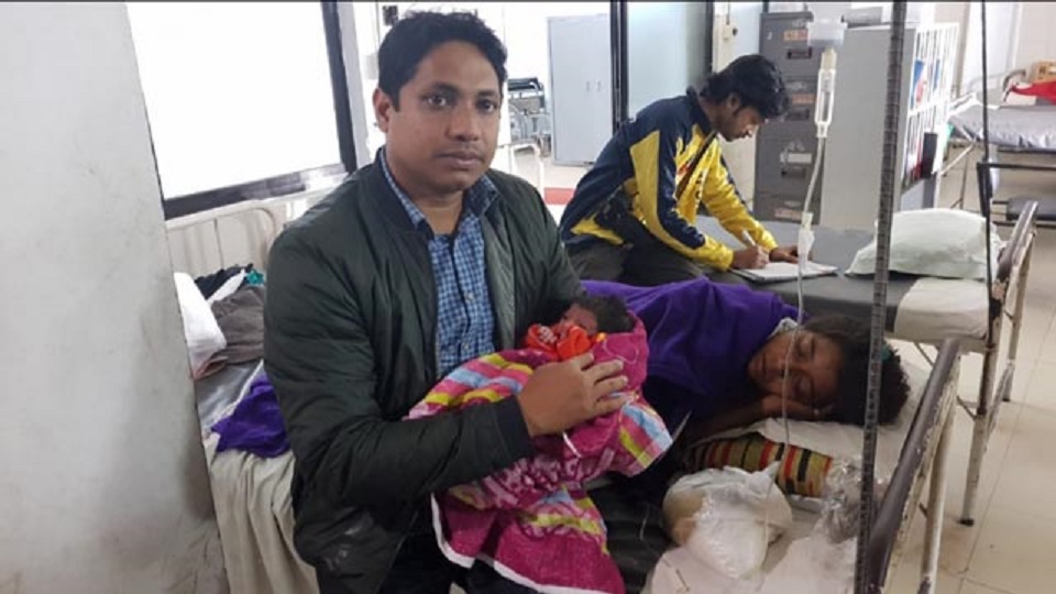 মানসিক ভারসাম্যহীন নারীর সন্তানের দায়িত্ব নিলেন এস আই মাসুদ