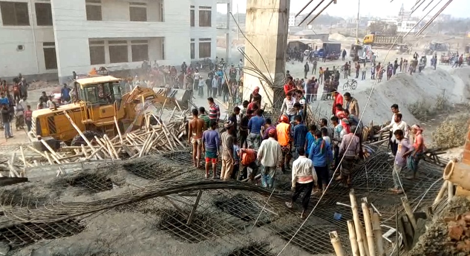 কুষ্টিয়া মেডিকেল কলেজের নির্মাণাধীন ভবনের ছাদ ধস, আহত ৫
