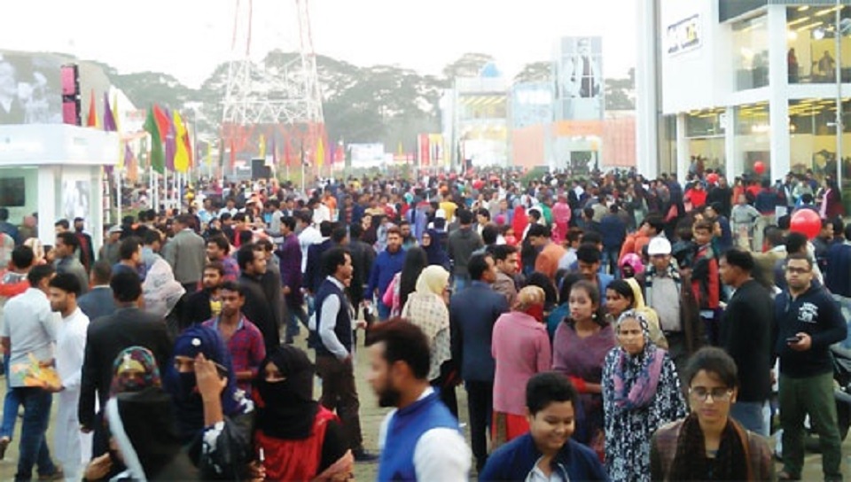 ছুটির দিনে সকাল থেকেই জমজমাট বাণিজ্য মেলা