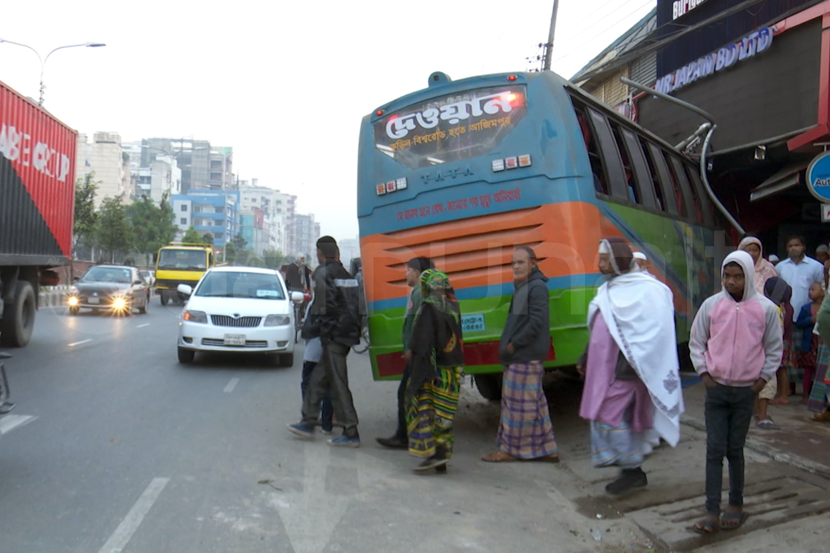 চায়ের দোকান চাপা দিলো বেসামাল বাস, ২ জন নিহত