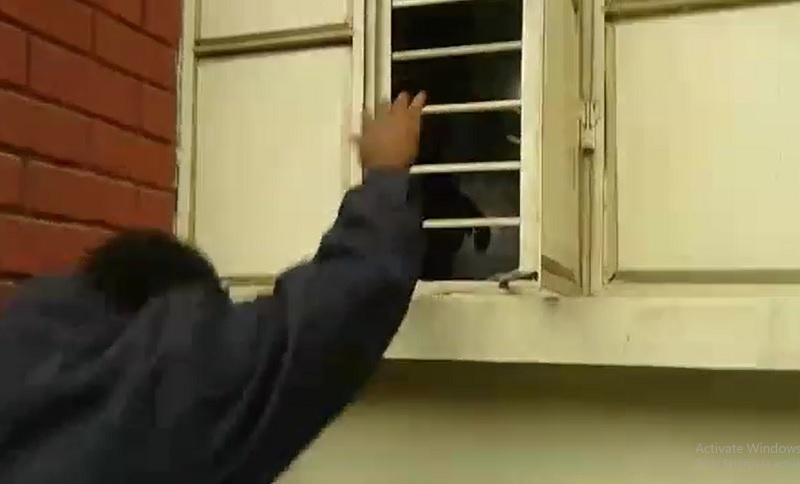 ‘কঠোর নিরাপত্তা’র মধ্যেই পরীক্ষার্থীকে নকল সরবরাহ করলেন অভিভাবক!