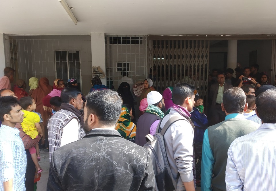 চালক ব্যস্ত মোবাইলে, বাস খাদে পড়ে নিহত ২