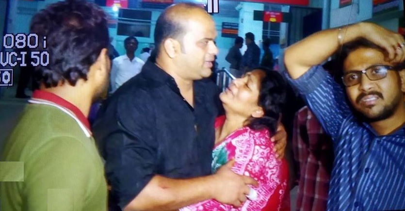 হবু বরের সঙ্গে বইমেলায়: গাছ কেড়ে নিল তরুণীর প্রাণ