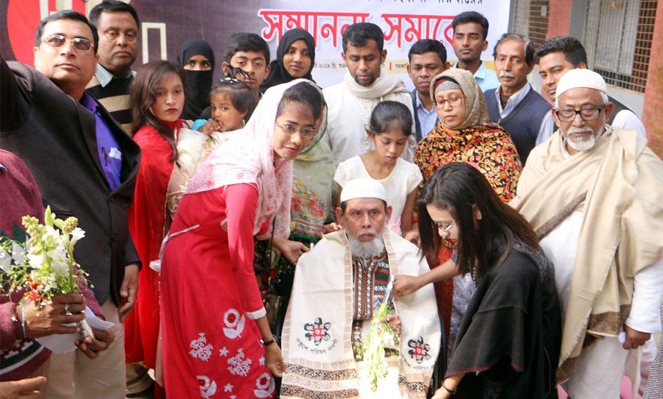 নওগাঁয় ভাষা সংগ্রামী পরিবারকে সন্মাননা