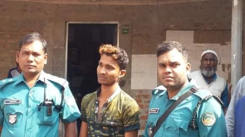 স্কুলছাত্রীদের ইভটিজিংয়ের দায়ে যুবককে তিন মাসের কারাদণ্ড