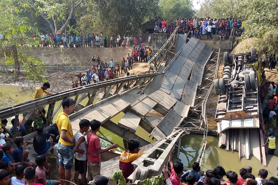 বেইলি ব্রিজ ভেঙে ট্রাক খাদে; ২ জন নিহত