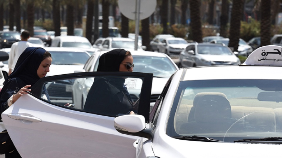 সৌদিতে নারীদের কাছে গাড়ি ভাড়া না দিলে জরিমানা