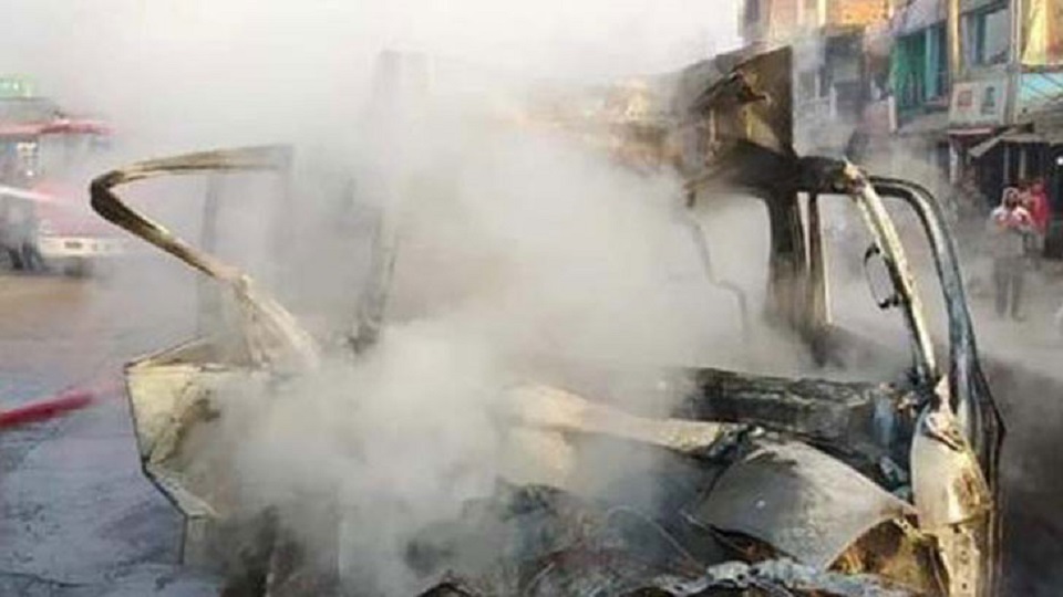 মাইক্রোবাসকে কাভার্ডভ্যানের ধাক্কা, সিলিন্ডিার বিস্ফোরণে নিহত ৩