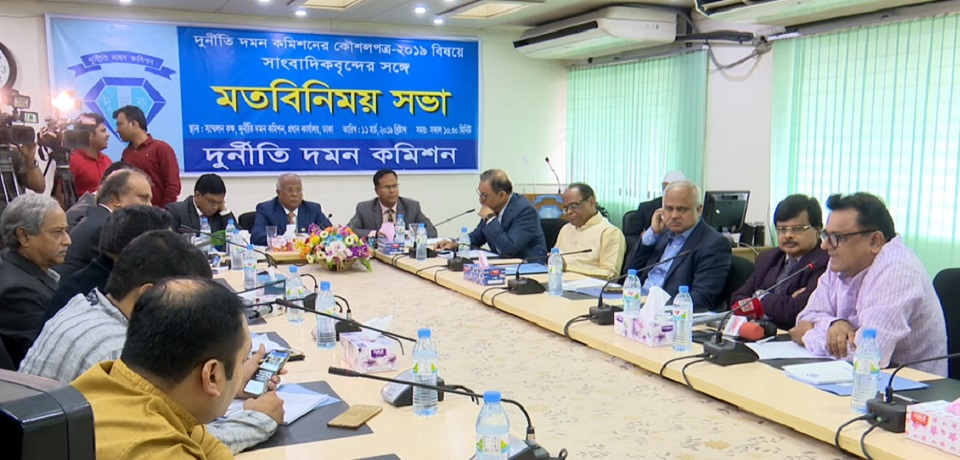 পণ্যের দাম বেশি দেখিয়ে সবচেয়ে বেশি অর্থপাচার হয়: দুদক