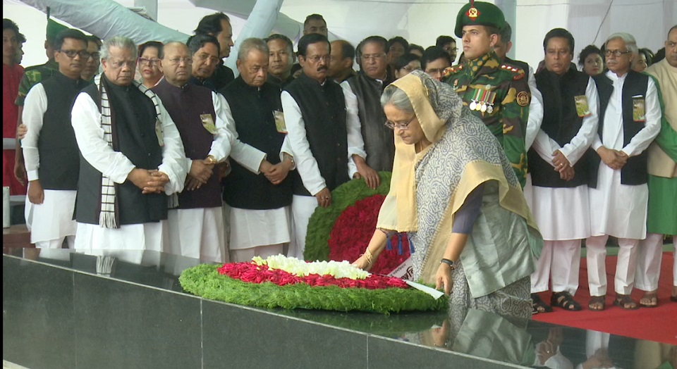 বঙ্গবন্ধুর প্রতিকৃতিতে প্রধানমন্ত্রীর শ্রদ্ধা