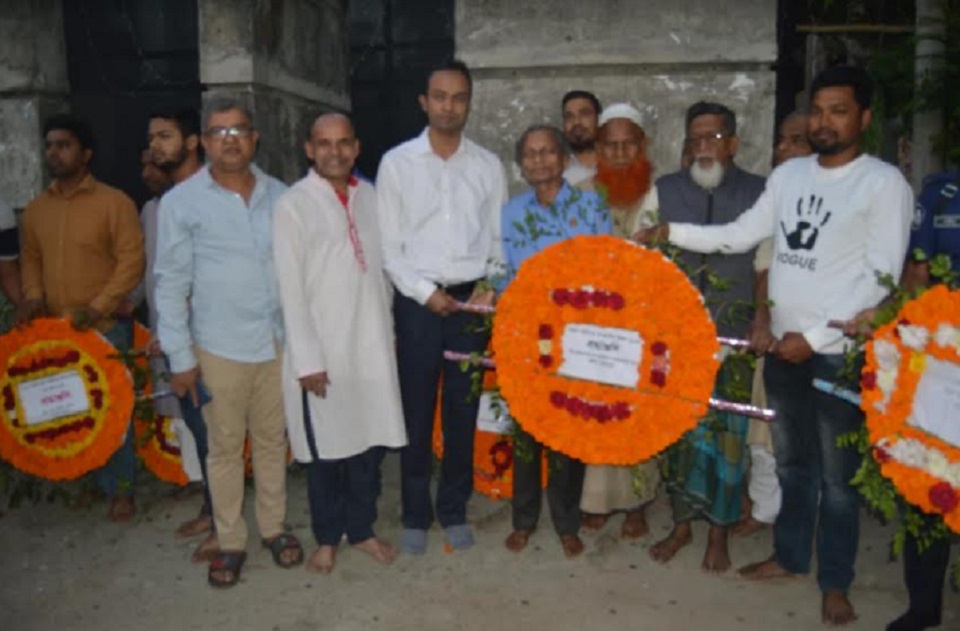 ফরিদপুরে জুতা পায়ে শহীদ বেদীতে আওয়ামী লীগ নেতা!