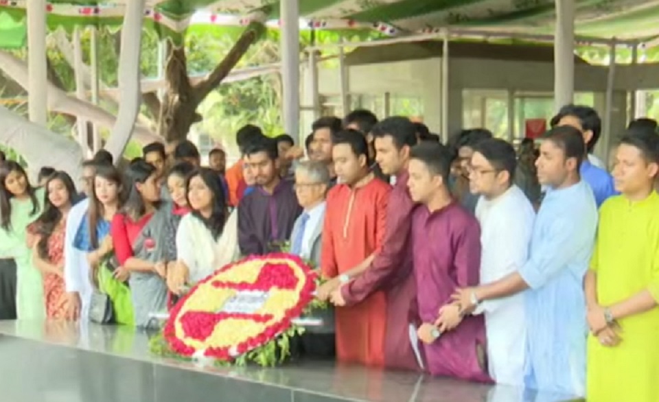 বঙ্গবন্ধুর প্রতিকৃতিতে ফুল দিয়ে ডাকসুর শ্রদ্ধা