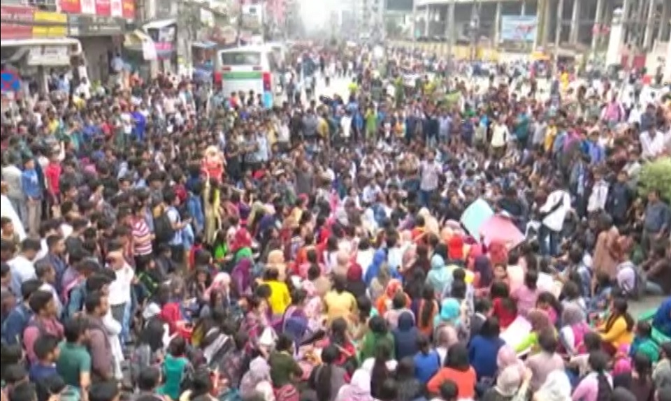 বাস চালক আটক, ৮ দফা দাবিতে শিক্ষার্থীদের বিক্ষোভ