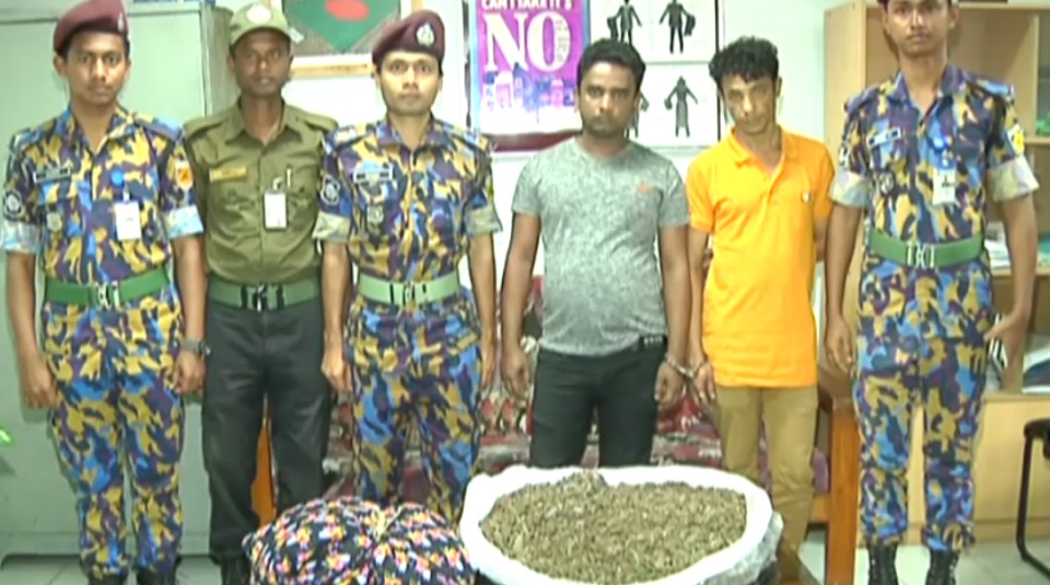 তোষকে করে গাঁজা পাচার, আটক ২