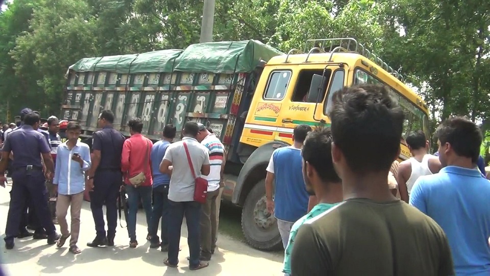 চুয়াডাঙ্গায় ট্রাক চাপায় সাইকেল আরোহী নিহত