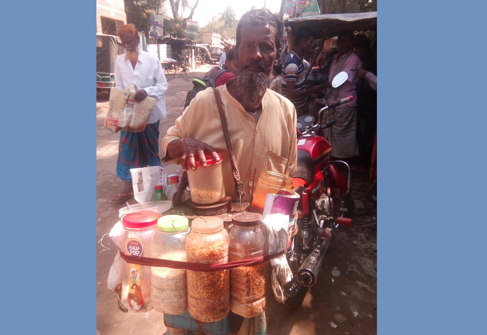 ছেলে খোঁজ নেয় না, ৭০ বছর বয়সেও বিক্রি করেন ঝালমুড়ি