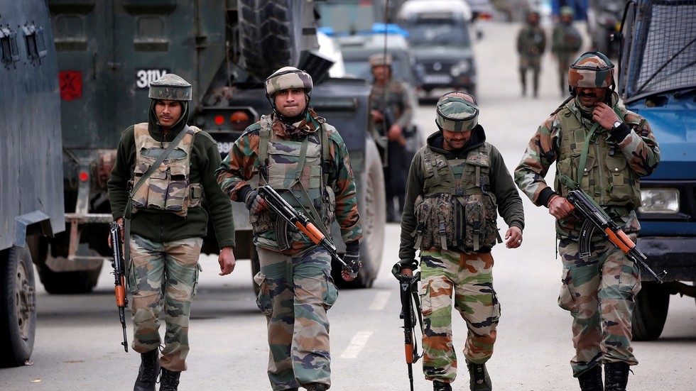 কাশ্মীর সীমান্তে গোলাগুলি: ভারতীয় ১ সেনা নিহত, ৩ জন আহত