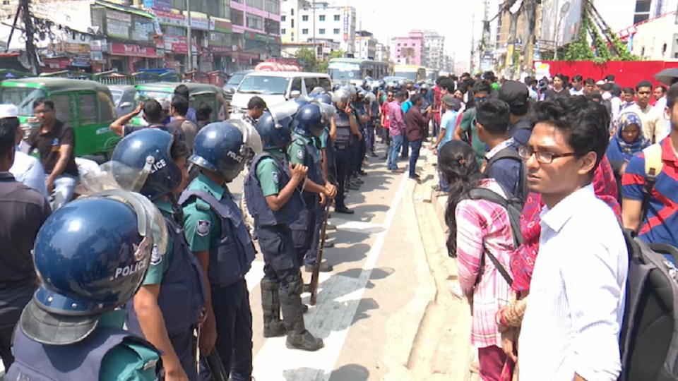 আবরার নিহতের প্রতিবাদে মানববন্ধন করছে শিক্ষার্থীরা