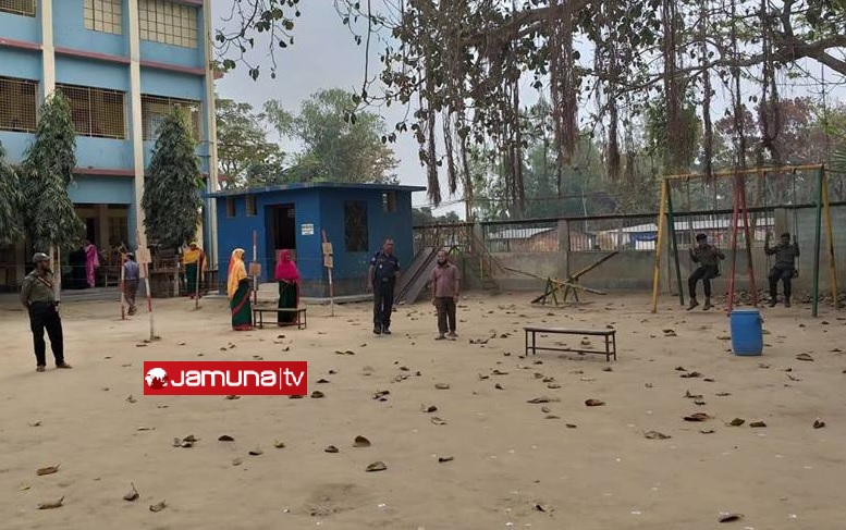 দোল খেয়ে অবসর কাটালেন ভোটকেন্দ্রের নিরাপত্তারক্ষীরা
