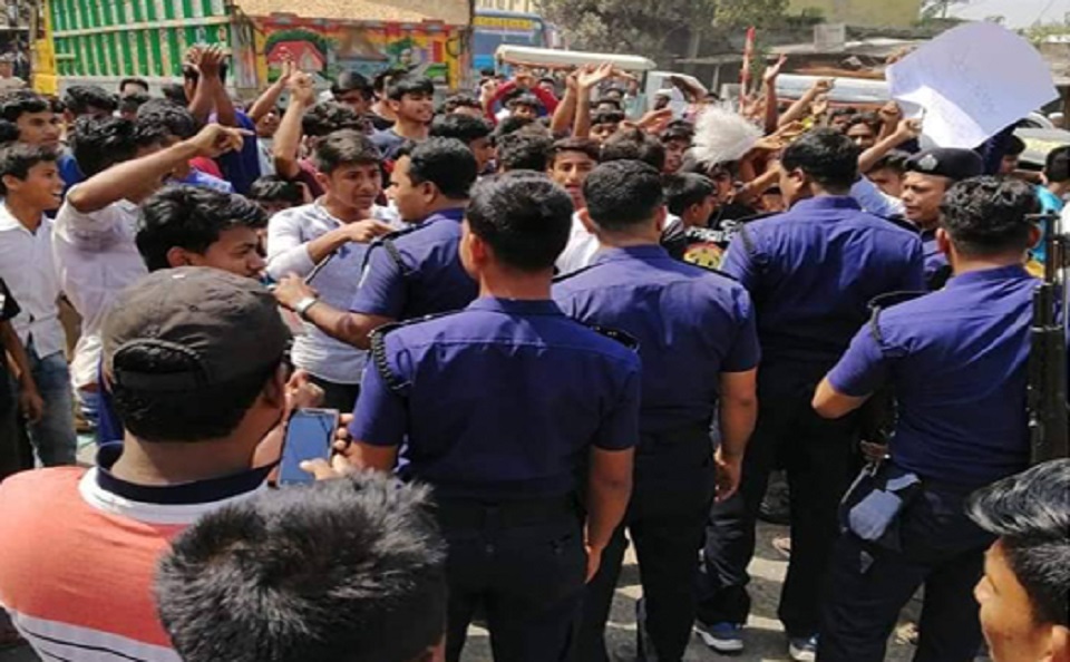 মহাসড়কে দুর্ঘটনায় দুই স্কুলছাত্রী নিহত, প্রতিবাদে অবরোধ