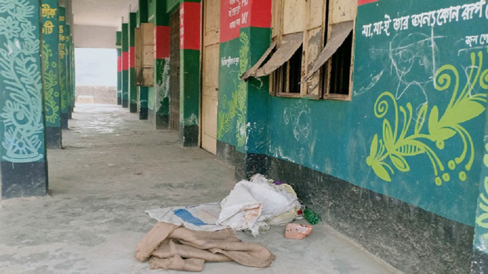 ১৫ টাকার বরাদ্দে শিক্ষার্থীদের দেয়া হলো ৬০ পয়সার চকলেট!