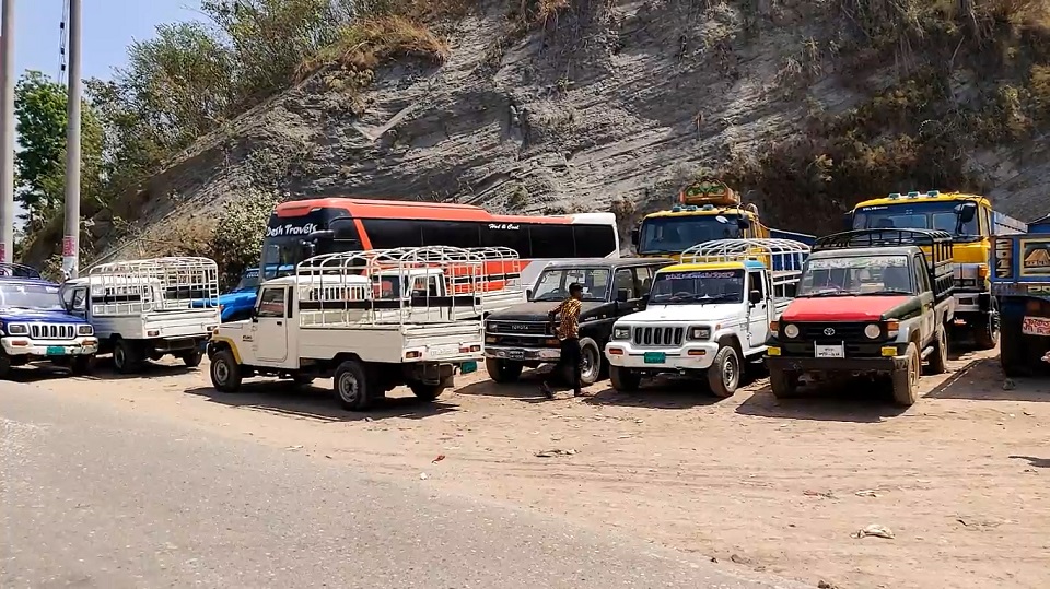 চালককে দণ্ড দেয়ায় বান্দরবানে যান চলাচল বন্ধ করে দিলো শ্রমিকরা