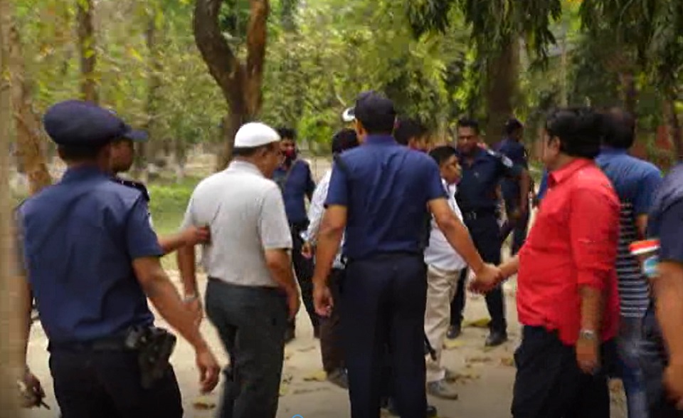 শ্রদ্ধা নিবেদনের সময় কুষ্টিয়া জেলা বিএনপি’র সভাপতিসহ ১০ জন আটক