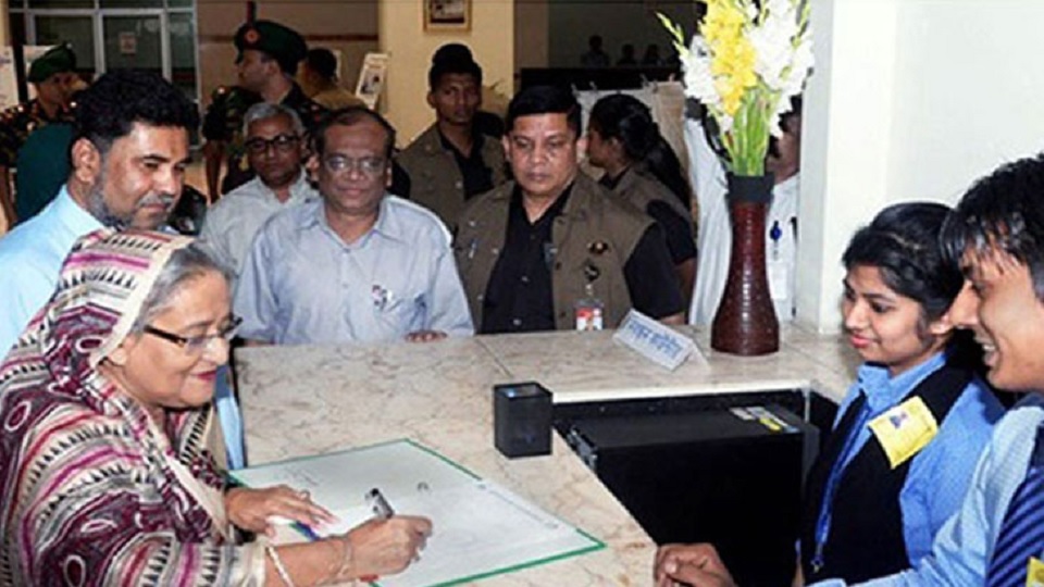 ১০ টাকায় টিকিট কেটে চিকিৎসা নিলেন প্রধানমন্ত্রী