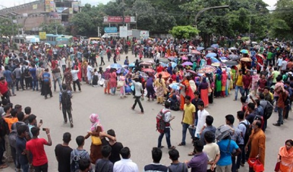 ২য় দিনের মতো আন্দোলনে সাত কলেজের শিক্ষার্থীরা
