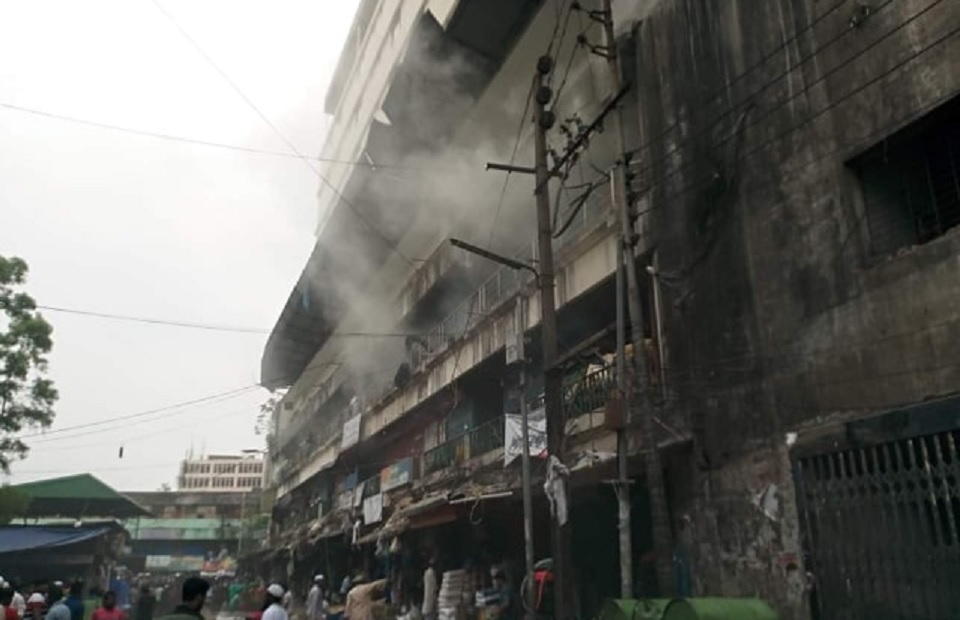 রাজধানীর কারওয়ান বাজারে আগুন