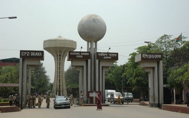 ঢাকা ইপিজেডে বিক্ষোভ, সরকার-নির্ধারিত বেতন-ভাতার চেয়ে বেশি চান শ্রমিকরা