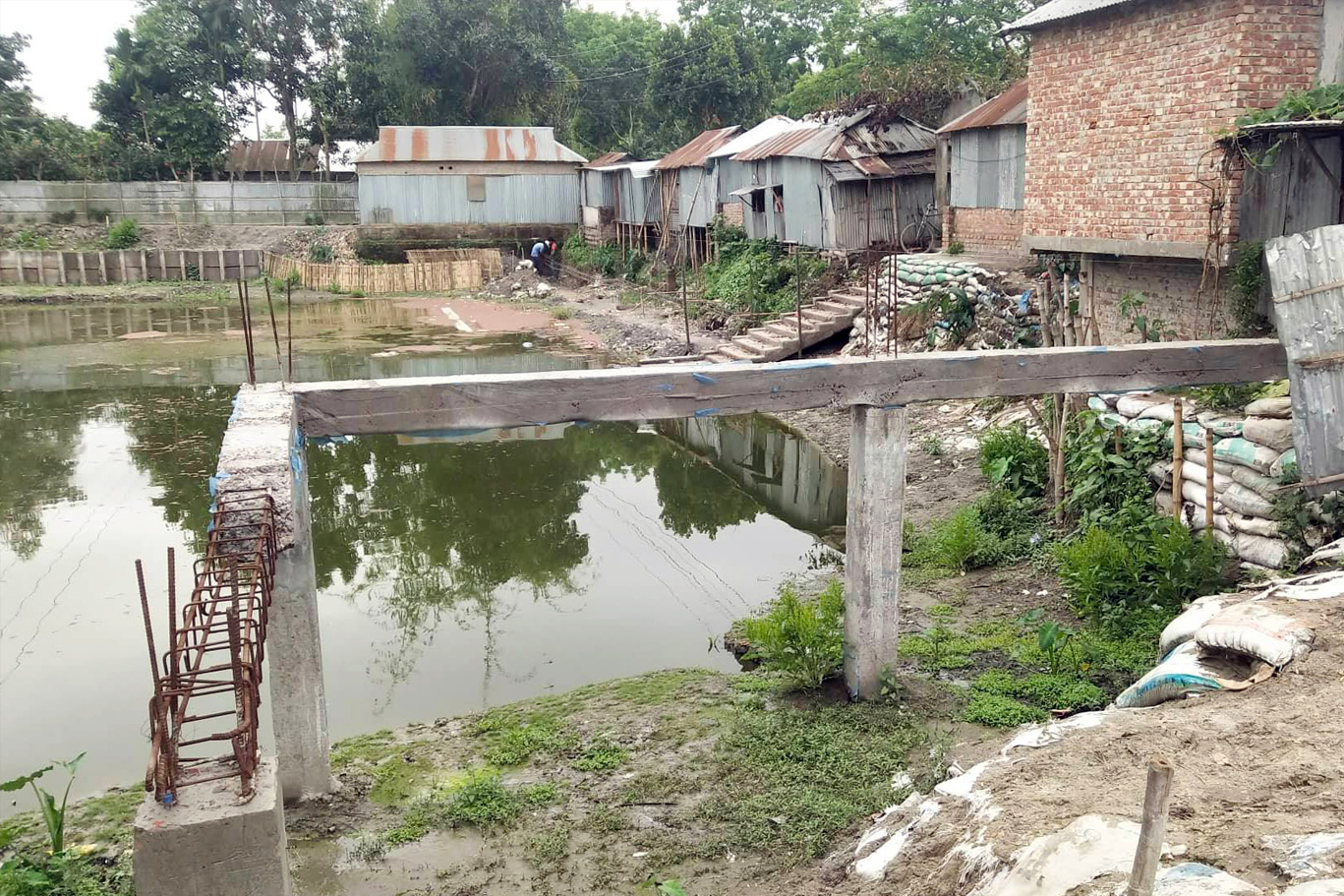 মাদ্রাসার উন্নয়নের নামে স্কুলের পুকুর দখল করে দোকান নির্মাণ