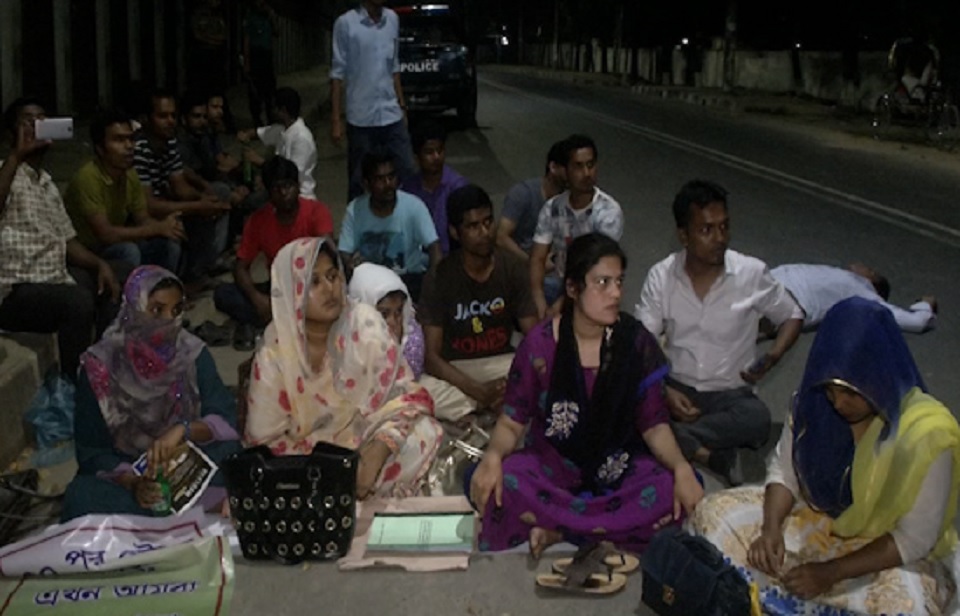 জনপ্রশাসন প্রতিমন্ত্রীর বাসার সামনে সাধারণ ছাত্র পরিষদের অবস্থান