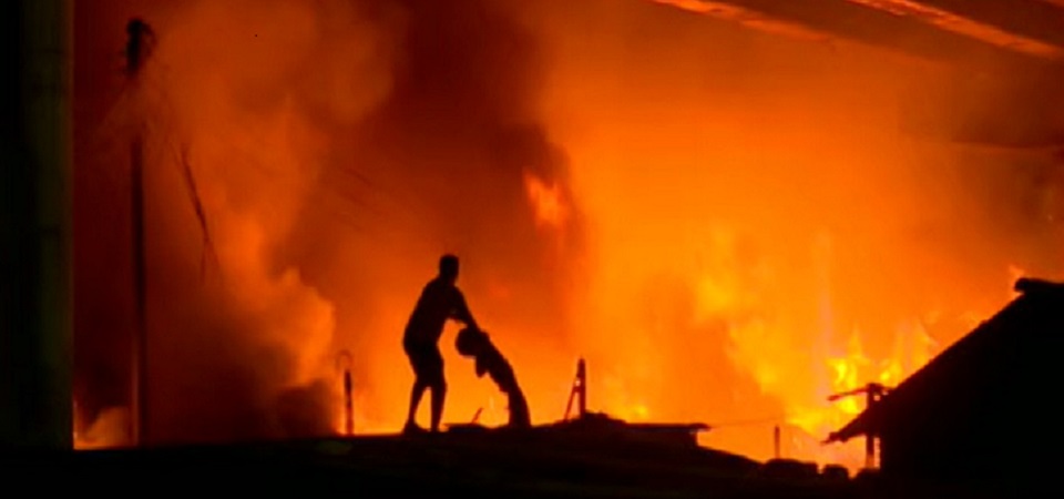 খিলগাঁও বাজারে আগুনে পুড়েছে অর্ধশতাধিক দোকান