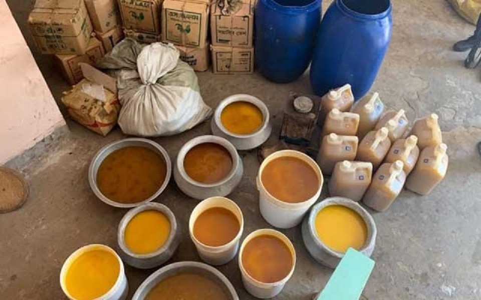 পাবনার সুজানগরে নকল ঘি তৈরির কারখানায় সন্ধান