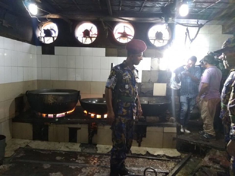 বিক্রমপুর মিষ্টান্ন ভান্ডার ও বনফুলকে জরিমানা