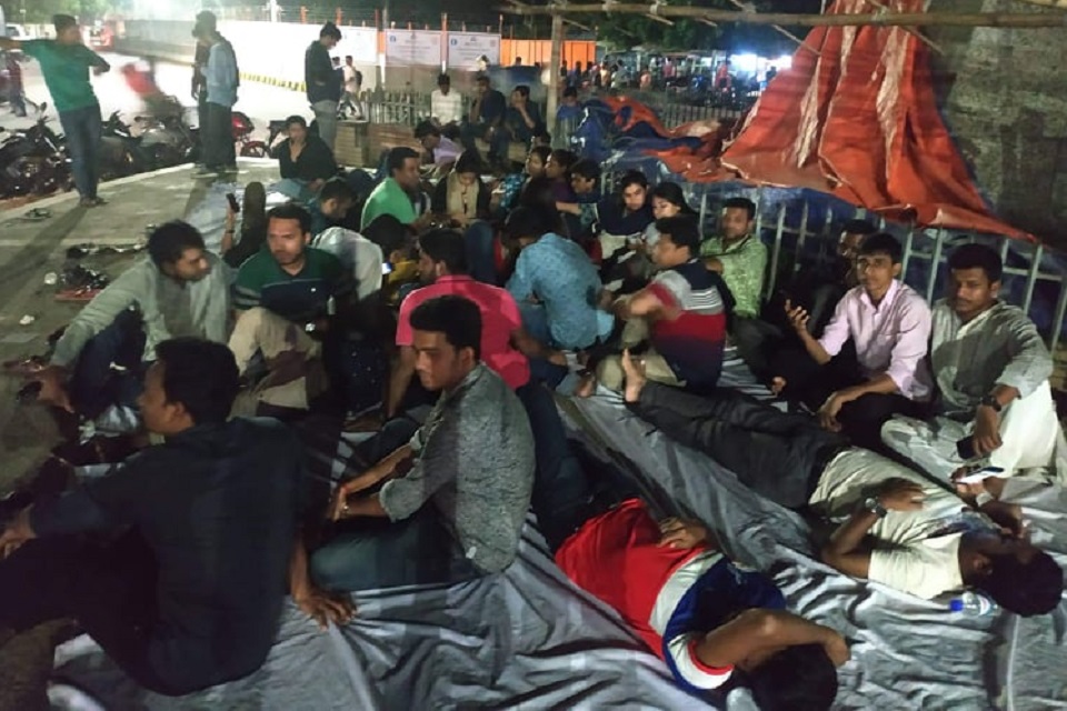 ছাত্রলীগের পদবঞ্চিতদের উপর হামলার প্রতিবাদে রাজু ভাস্কর্যে অবস্থান কর্মসূচী চলছে