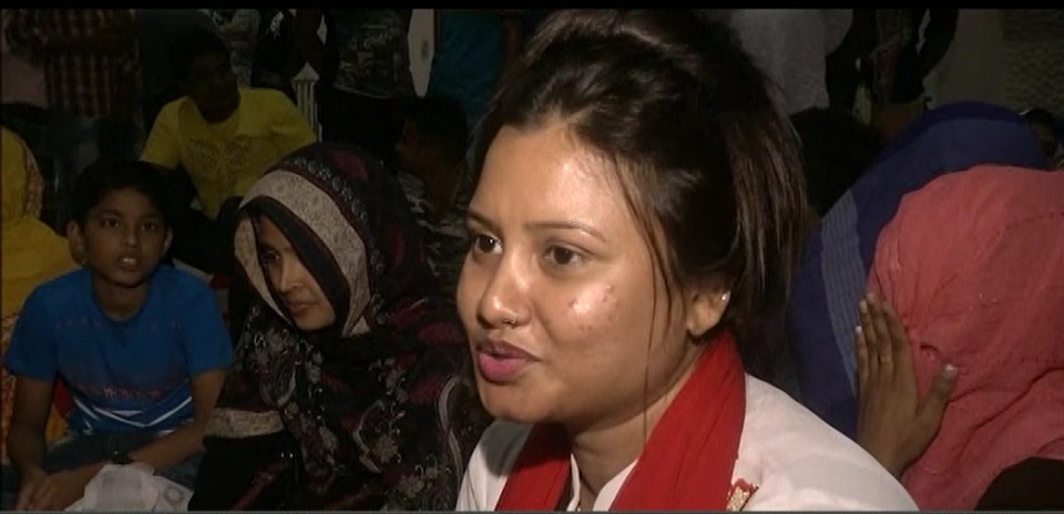 ট্রেনের টিকিটযুদ্ধে রয়েছেন নারীরাও