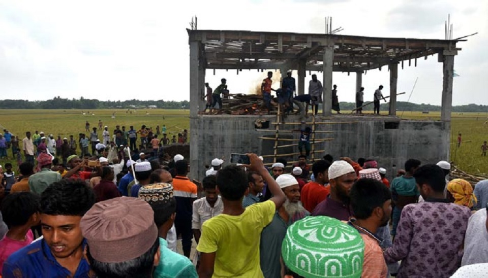 মাগুরায় মদের দোকান ভেঙে দিলো স্থানীয়রা