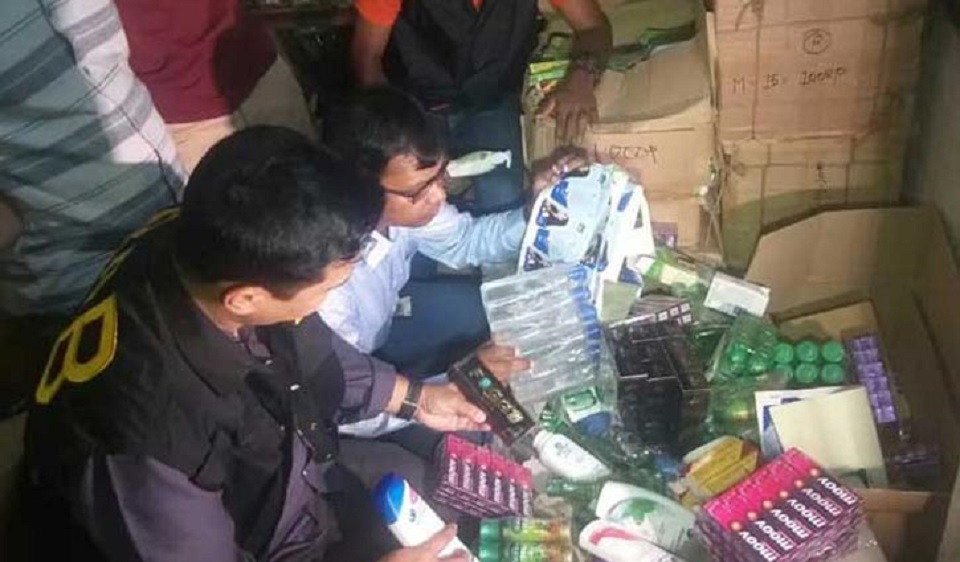 চকবাজারে অভিযানে ১০ কোটি টাকার নকল কসমেটিক্স জব্দ