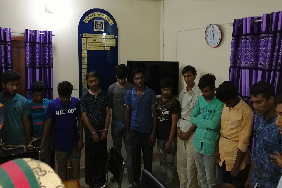 চুয়াডাঙ্গায় হত্যা,ডাকাতি ও চাঁদাবাজি মামলার আসামীসহ ১৩ জন গ্রেফতার