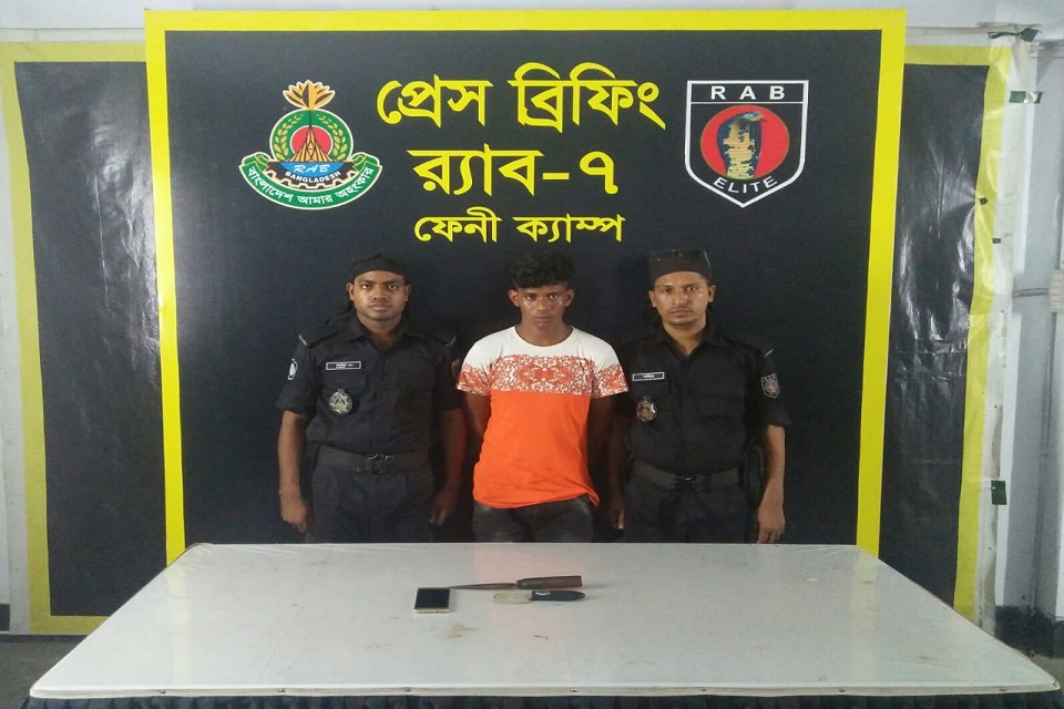 ফেনীতে দেশীয় অস্ত্রসহ সন্ত্রাসী আটক
